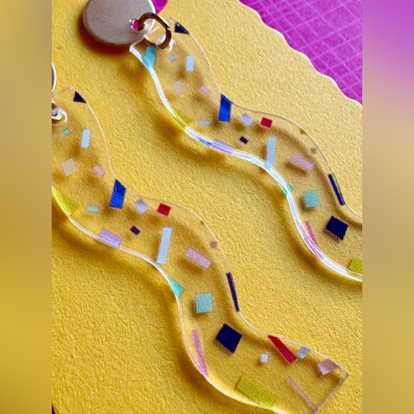 New Clear Acrylic w/ Multicolor Confetti Print Retro 80s Style Earrings - 2.55” - Picture 5 of 6